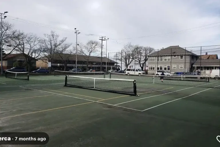 Outdoor view of Alki Playground Pickleball and Tennis Courts, home to outdoor pickleball courts in Seattle, WA.